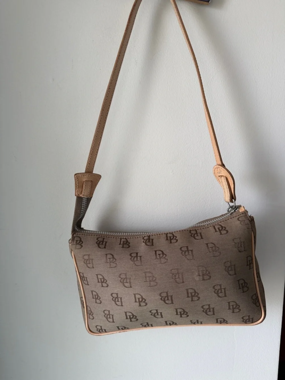 Vintage Made in ITALY Dooney & Bourke Beige Monogram Shoulder Bag - Picture 6 of 11